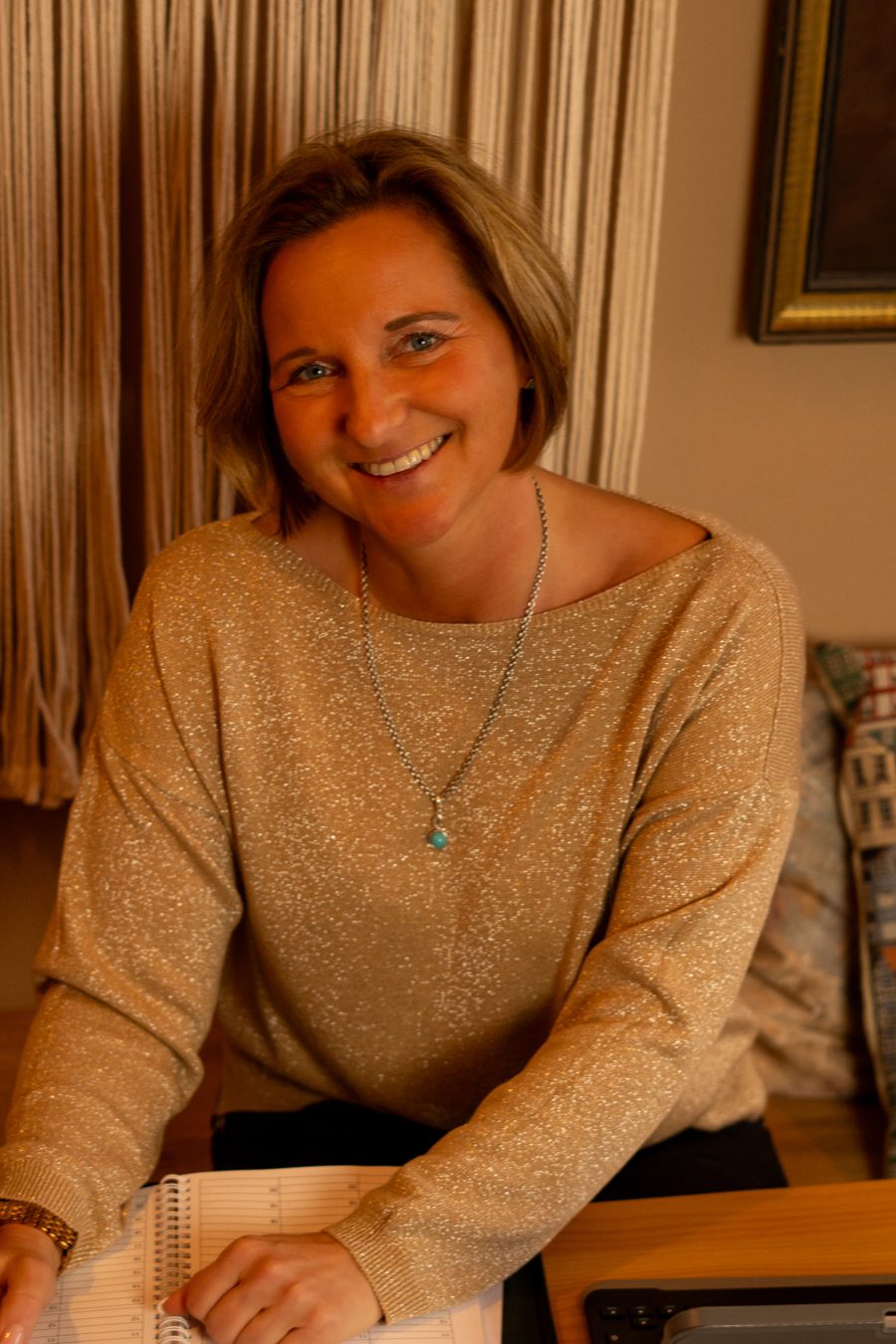 Nadine Breitfeld am Schreibtisch